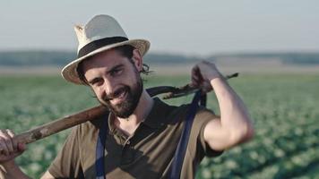 porträtt av leende jordbrukare med högaffel video