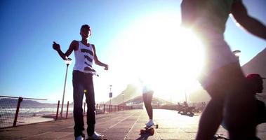 Afroamerikaner-Skateboarder, der eine amerikanische Flagge während des Skatens fliegt video