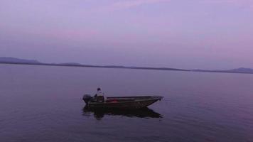 Maine survol aérien homme en bateau sur le lac
