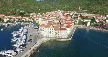 Vista aérea de la ciudad costera croata de Komiza, Croacia