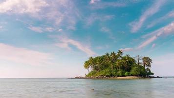 Thailand Sommertag Flughafen Strandblick auf einsame Insel Panorama 4k Zeitraffer video