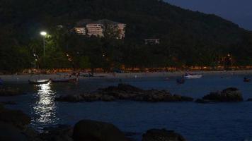 Tailandia noche de verano phuket island beach hotel panorama 4k video