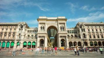 Italia día compras galleria vittorio emanuele duomo plaza panorama 4k lapso de tiempo Milán