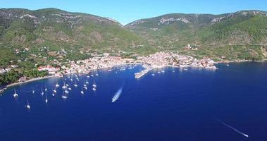 Vista aérea del barco que sale del puerto en Komiza, Croacia video