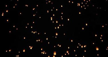 lanternas flutuantes no céu noturno.