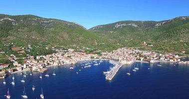 Vista aérea del puerto de Komiza, Croacia