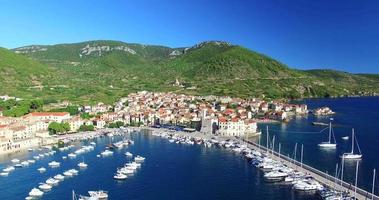 Vista aérea del puerto de Komiza, Croacia