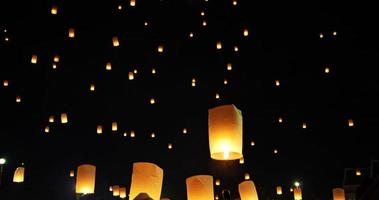 drijvende lantaarns in de nachtelijke hemel. video