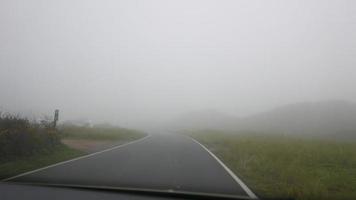 guidando attraverso una fitta nebbia