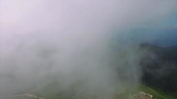 Tailandia chiang mai panorámica izquierda a través de las nubes viendo un terreno montañoso
