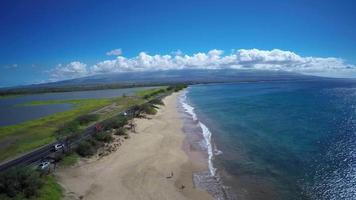 Drone aérien 4k Maui, côte de la plage d'Hawaï video