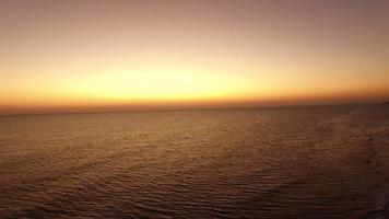 vista aerea del cielo al tramonto e la spiaggia del mare video