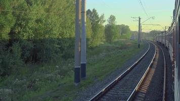 förorts tåg vid solnedgången video