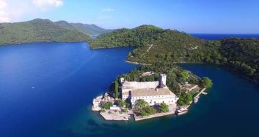 Flygfoto över benediktinerklostret på ön Mljet, Kroatien