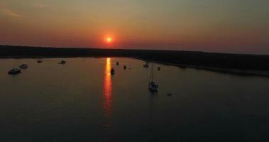 luchtfoto van jachten in de baai van Slatinica bij zonsondergang, Kroatië video