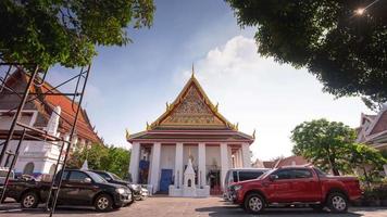 Tailandia Bangkok soleado día famoso templo entrada estacionamiento 4k lapso de tiempo video