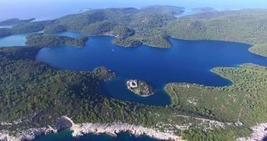vue aérienne de st. Mary Island sur l'île de mljet video
