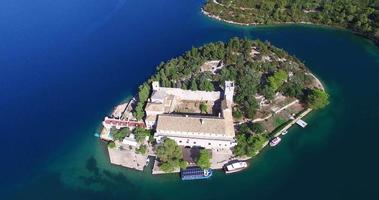 Vista aérea del monasterio benedictino en la isla de mljet video
