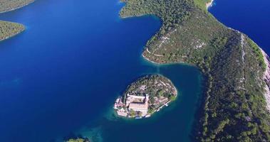 vista aérea do mosteiro beneditino na ilha mljet, na Croácia video