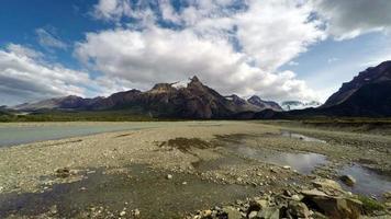 rivier en berg time-lapse 4k uhd video