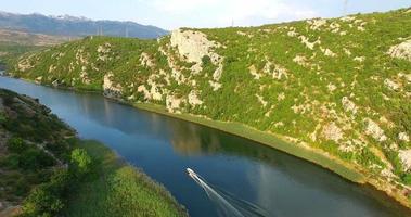 vista aérea de um barco a motor em alta velocidade no rio Zrmanja, Croácia video
