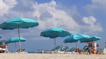 USA Miami South Beach Sommertag Luxushotel blauer Regenschirm 4k
