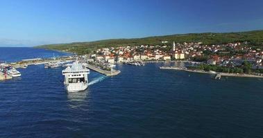 luchtfoto van de veerboot die de haven in supetar, kroatië verlaat