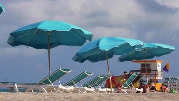 eua verão dia miami south beach guarda-chuvas azuis 4k florida video