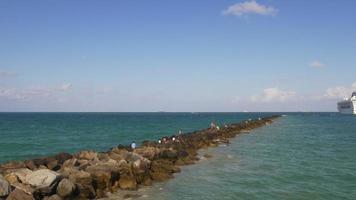 usa dag rock pier cruiseschip miami zuid strand panorama 4k florida video