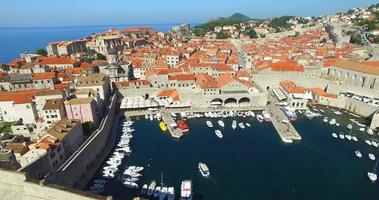 Flygfoto över gamla hamnen i Dubrovnik video
