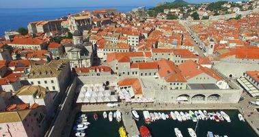 Flygfoto över gamla hamnen i Dubrovnik video