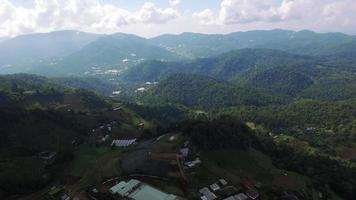 Vista aérea da Tailândia chiang mai, com montanhas e casas video