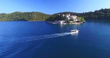 luchtfoto van toeristenboot die aankomt in st. Mary-eiland op het eiland Mljet, Kroatië