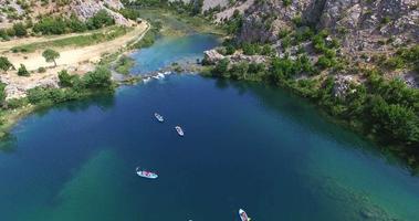 Flygfoto över kajakpaddling på Zrmanja-floden, Kroatien