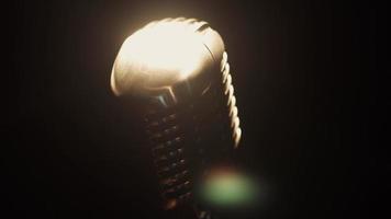 Vue du microphone brillant concert tourner sur scène dans un club vide sous les projecteurs video