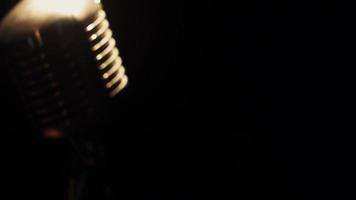 Blick auf Vintage glänzendes Mikrofon bleiben auf der Bühne im leeren Club im Rampenlicht video