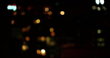 defokussierte Sicht auf die Lichter der Stadt bei Nacht