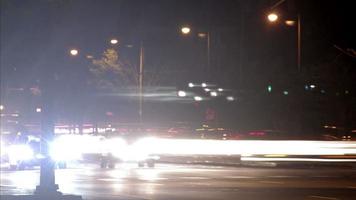 Zeitraffer des Straßenverkehrs in der Nacht