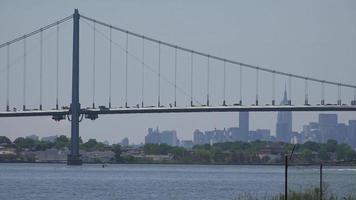 Hängebrücke und Skyline der Stadt video