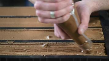 gebak in zijn atelier chocolade yule logs voorbereiden video
