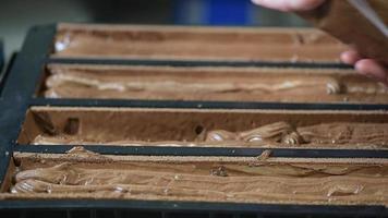 bakverk i sin verkstad förbereder choklad yule stockar