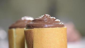 gebak in zijn atelier chocolade yule logs voorbereiden video