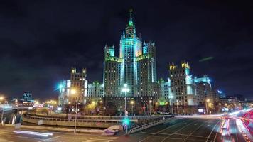 Russland Moskau Nachtlicht Verkehrszentrum Bucht Straße berühmten Stalin Gebäude 4k Zeitraffer video
