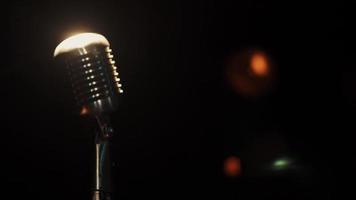 vue du microphone de concert rester sur scène dans un club vide sous les projecteurs. lumières