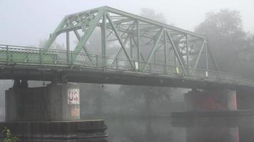 ponte em manhã de nevoeiro video