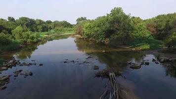 Vista aerea del fiume lungo la riva del fiume - colorado river wildlife sanctuary, austin, texas, usa