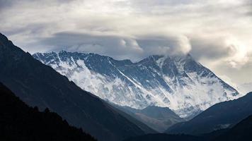 himalayan bergskedja i nepal. Nuptse berg, everest berg och ama dablam berg.