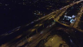 vídeo aéreo do entroncamento da rodovia Golden Glades, no norte de Miami
