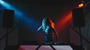 verführerische weibliche DJ tanzen auf Party