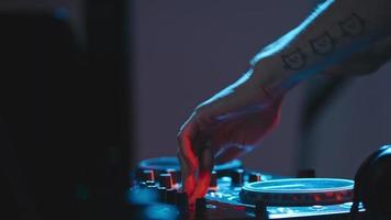 Hände der weiblichen DJ spielen Set video